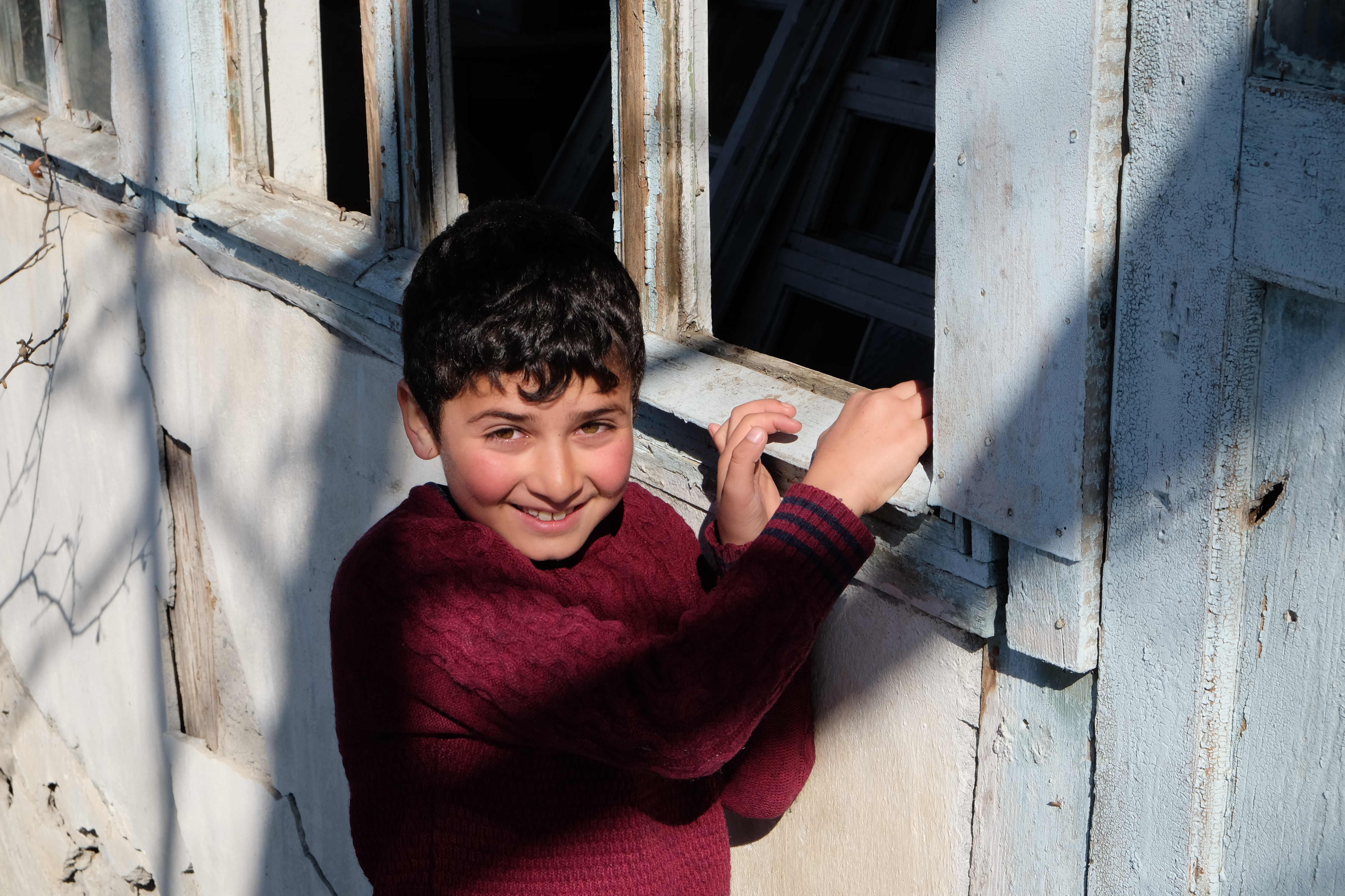 Criança fotografada em contexto de conflito — acervo Projeto Artsakh