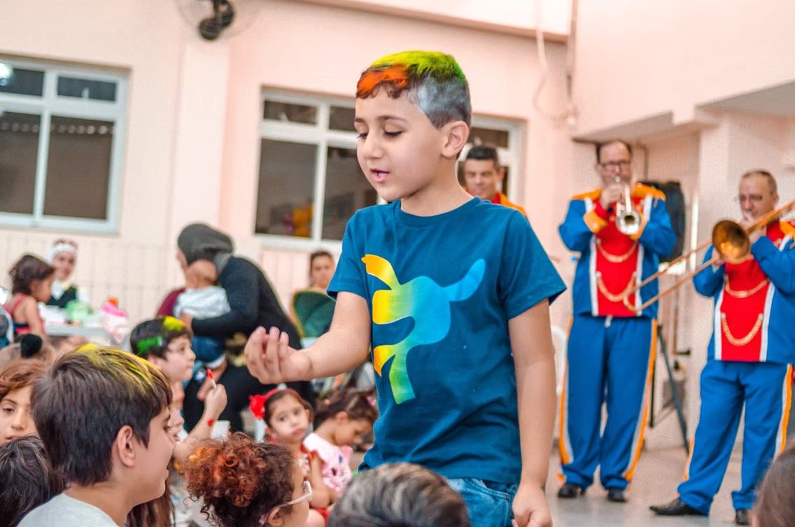 Crianças em evento comunitário do projeto
